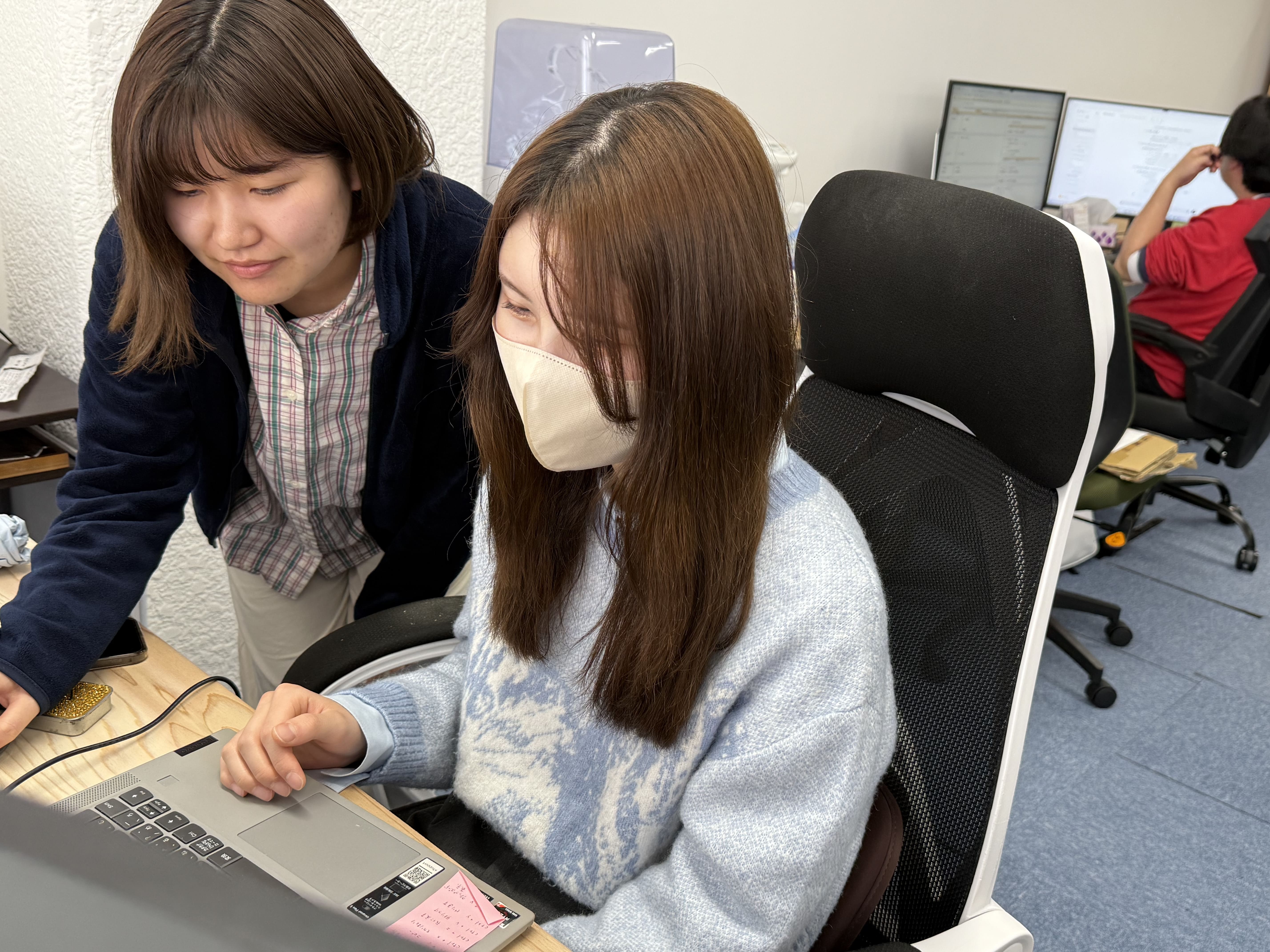 チームは和気あいあいとした雰囲気です。 良き先輩達が優しく指導します。研修制度も充実しています。